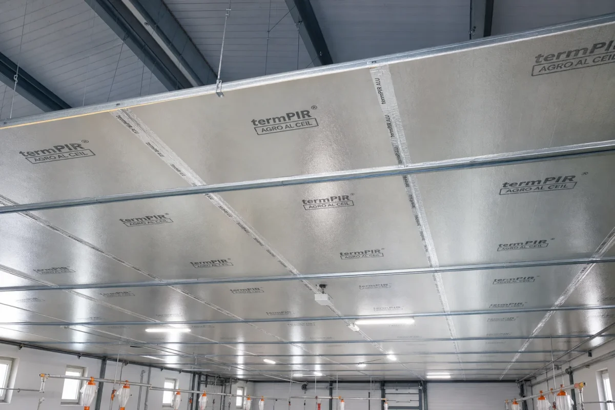Zavěšený podhled stájový — termPIR® AGRO AL CEIL